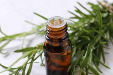 Ahşap masada biberiye yağı şişesi