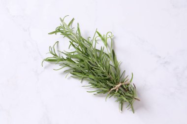 Beyaz arkaplanda bir demet yeşil biberiye.