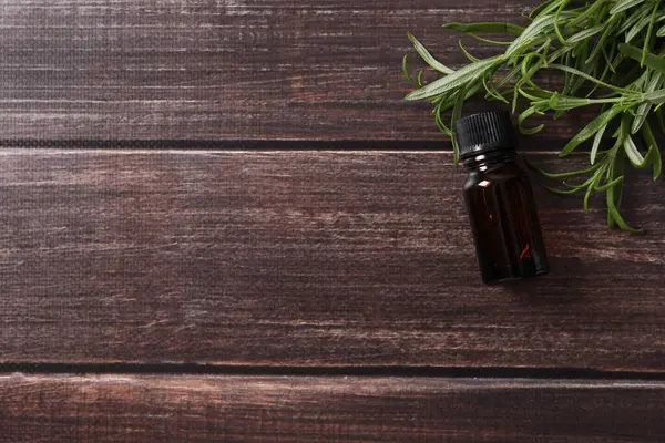  Gri mermer arkaplanda biberiye yağı