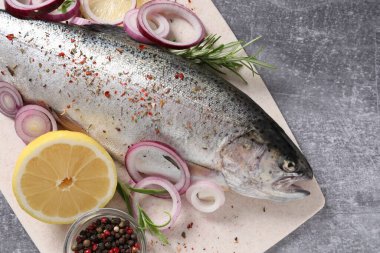 Beyaz arka planda baharatlı balık