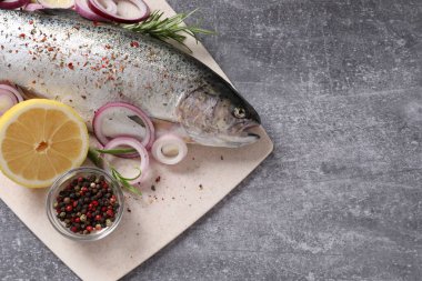 Pişirmek için çiğ balık ve malzeme.