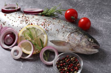 Baharatlı ve sebzeli çiğ taze balık.