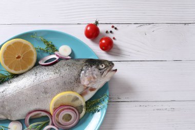 Sebzeli, baharatlı ve otlu çiğ somon balığı.