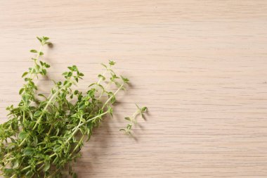 Tahta arka planda taze kekik yapraklarının üst görüntüsü