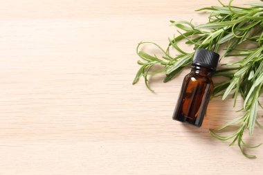 Kaliteli yağ şişesi ve taze biberiye ahşap masa, üst görünüm