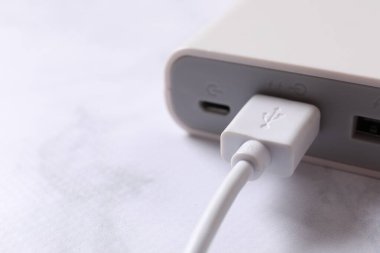 Beyaz arkaplanda güç kaynağı