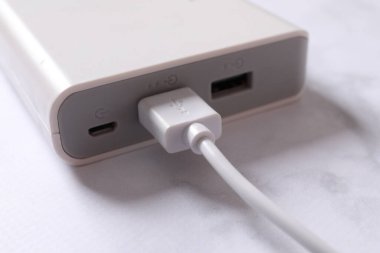Beyaz arka plan üzerinde USB şarj cihazı