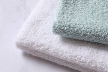 Beyaz arkaplanda havlular