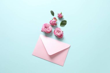 Zarf ve pembe fonda pembe şakayık çiçekleri. Üst Manzara. kopyalama alanı. düz yat.