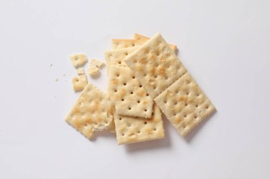 Beyaz arkaplanda krakerler