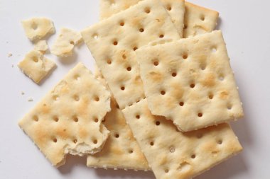 Beyaz arka planda tereyağlı krakerler