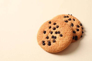 Beyaz arka planda çikolata parçacıklı kurabiye.