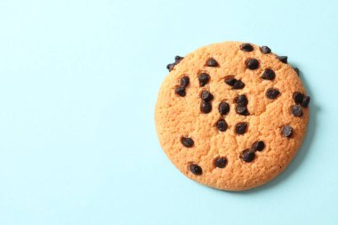 Mavi arka planda çikolata parçacıklı, üst manzara