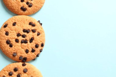 Renkli arka planda çikolatalı kurabiye