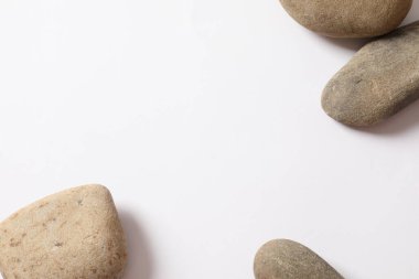 Beyaz arkaplanda taşlar