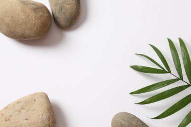 Spa taşlar ve beyaz arka plan üzerinde metin için yer düz yatıyordu kompozisyonu