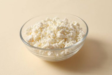 Beyaz zemin üzerinde un olan bir bardak beyaz peynir.