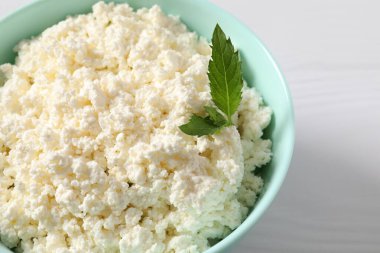 Tabakta süzme peynir, en üstte.