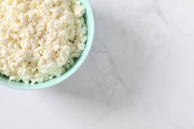 Işık masasında nefis süzme peynirli kase, üst manzara.