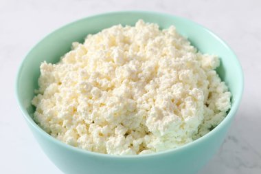 Masada bir kase süzme peynir.