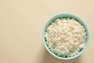 Mavi arka plandaki kasede beyaz süzme peynir, kapat.