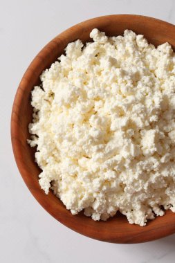 Masada bir kase süzme peynir.