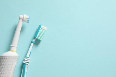 Diş bakımı konsepti. Mavi masada diş fırçası