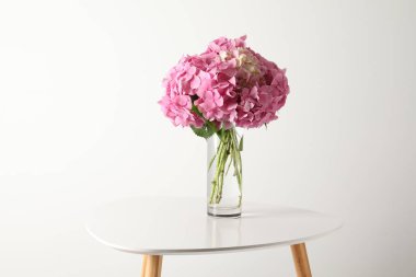 Masaya güzel çiçek vazo