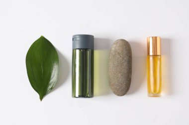 Beyaz arkaplanda kozmetik ürünleri