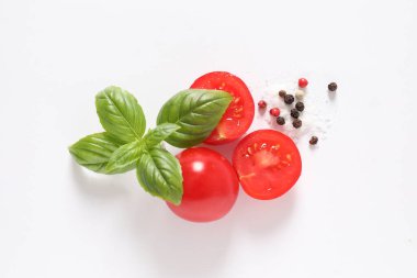 Beyaz arka planda taze fesleğen. en üstteki görünüm