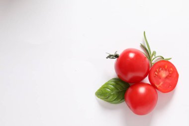 Beyaz arka planda taze domatesler