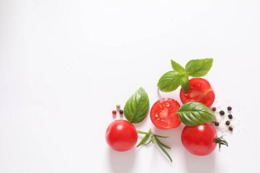 Farklı şekillerde taze domates ve yapraklar.