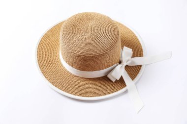 Renkli bir arka planda yaz şapkası