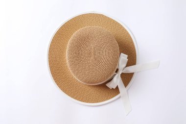 Renkli bir arka planda yaz şapkası