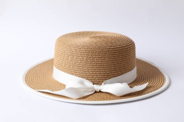 Beyaz bir arka plan üzerine yaz şapka