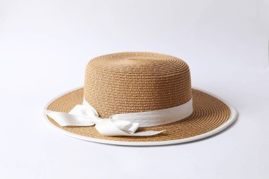 Beyaz bir arka plan üzerine yaz şapka