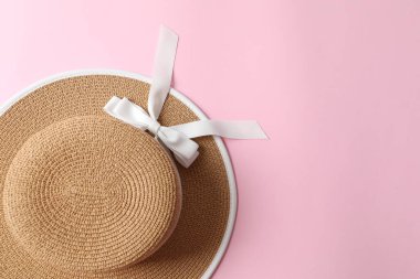 Renkli bir arka planda yaz şapkası