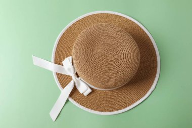 beyaz arka plan üzerinde hasır şapka ve güneş gözlüğü