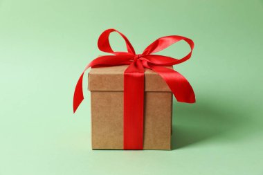 Renkli arkaplanda noel hediyeleri olan kutu