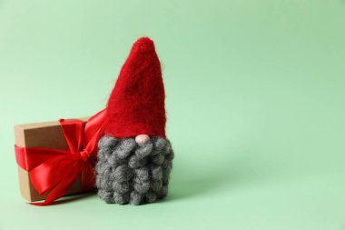 Renkli bir arkaplanda noel cücesi