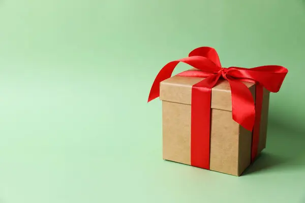 绿色背景红丝带礼品盒 图库图片