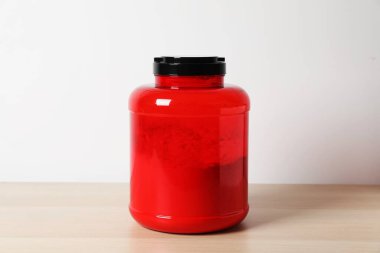 Protein şişesi masanın üstünde.