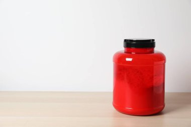 Protein şişesi masanın üstünde.