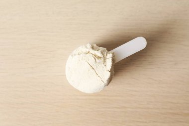 Renkli arka planda protein içeren kaşık