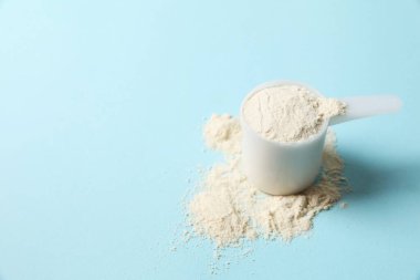 Renkli arka planda protein içeren kaşık