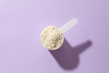 Hindistan cevizi taneli beyaz bir kâsenin dikey fotoğrafı.