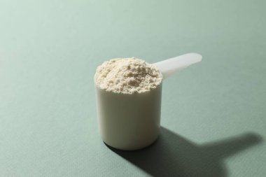 beyaz toz ile kaşık ve bir kaşık ile metin alanı