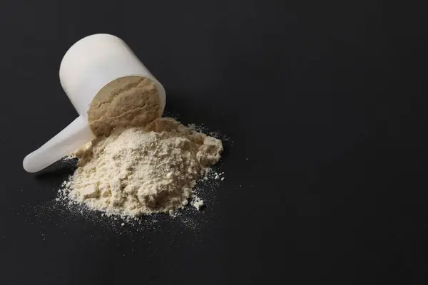 Beyaz kaşıklı beyaz bir toz kaşık renkli bir arka planda yatıyor.