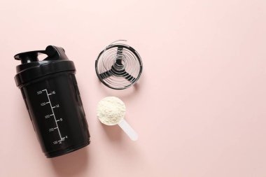 Karıştırmak için karıştırıcılı beyaz protein tozu