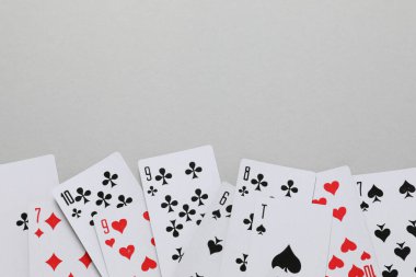 Renk arkaplanı, üst görünüm üzerinde kart oynanıyor. Kumar konsepti